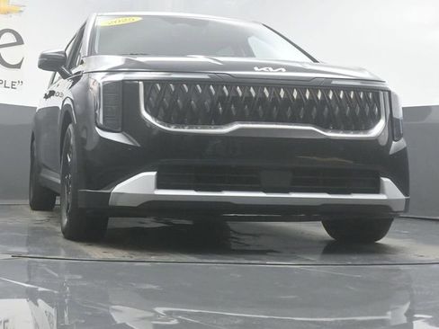 Used 2025 Kia Carnival FWD image 3
