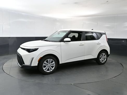 Used 2023 Kia Soul LX FWD image 2