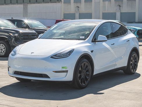 Used 2023 Tesla Model Y Long Range image 3