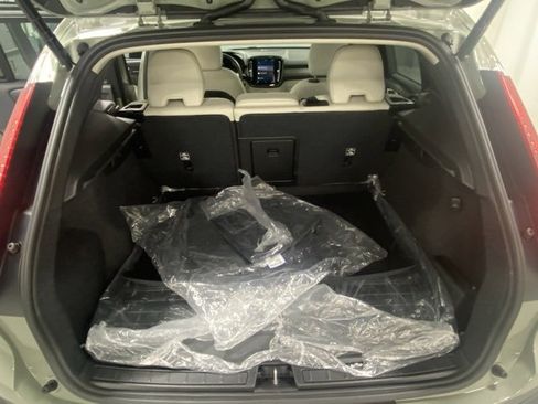 Certified 2025 Volvo XC40 B5 Ultra image 9