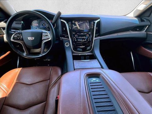 Used 2019 Cadillac Escalade Premium Luxury RWD image 16