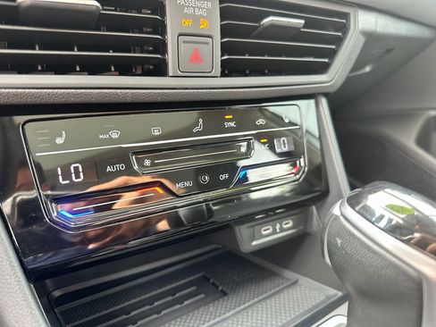Used 2025 Volkswagen Jetta SE FWD image 13