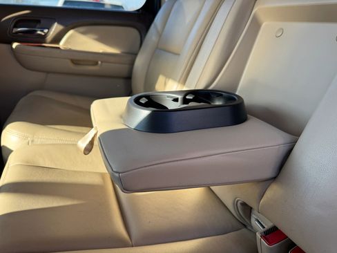 Used 2013 Chevrolet Avalanche LTZ image 23