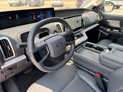 Used 2025 Ford Expedition Active AWD/4WD image 7