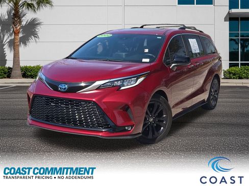 Used 2022 Toyota Sienna XSE image 1