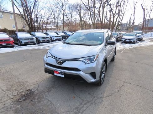 Used 2018 Toyota RAV4 LE image 1