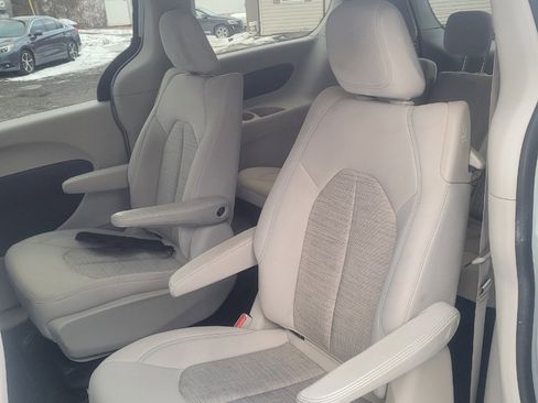 Used 2018 Chrysler Pacifica Touring Plus image 30