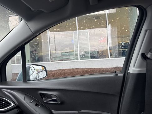 Used 2022 Chevrolet Trax LT w/ LT Convenience Package image 26