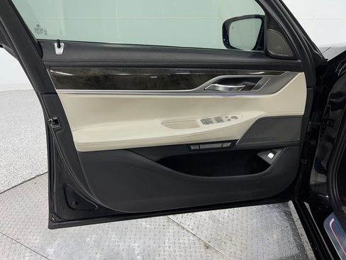 Used 2018 BMW 750i w/ Executive Package RWD image 15