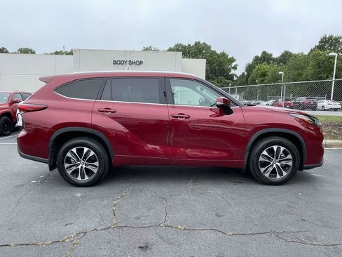Used 2022 Toyota Highlander XLE AWD/4WD image 25