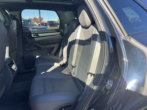 Used 2022 Porsche Cayenne S Platinum image 25