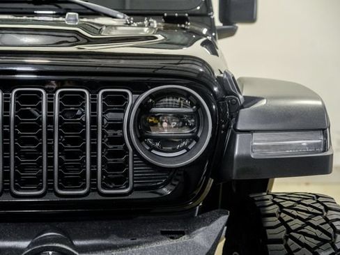 Used 2024 Jeep Gladiator Rubicon w/ Technology Group AWD/4WD image 3