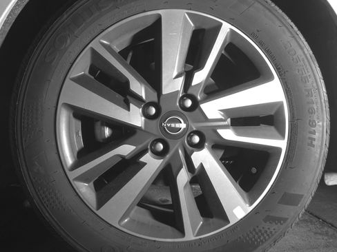 Used 2025 Nissan Versa SV FWD image 12