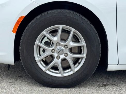 Used 2024 Chrysler Pacifica Touring-L image 32