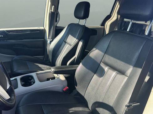 Used 2016 Chrysler Town & Country Touring w/ Driver Convenience Group FWD image 10