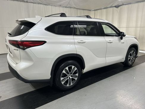 Used 2021 Toyota Highlander XLE AWD/4WD image 2