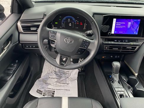 Used 2025 Toyota Camry SE image 8