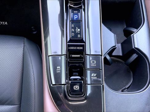 Used 2024 Toyota Crown Limited image 36