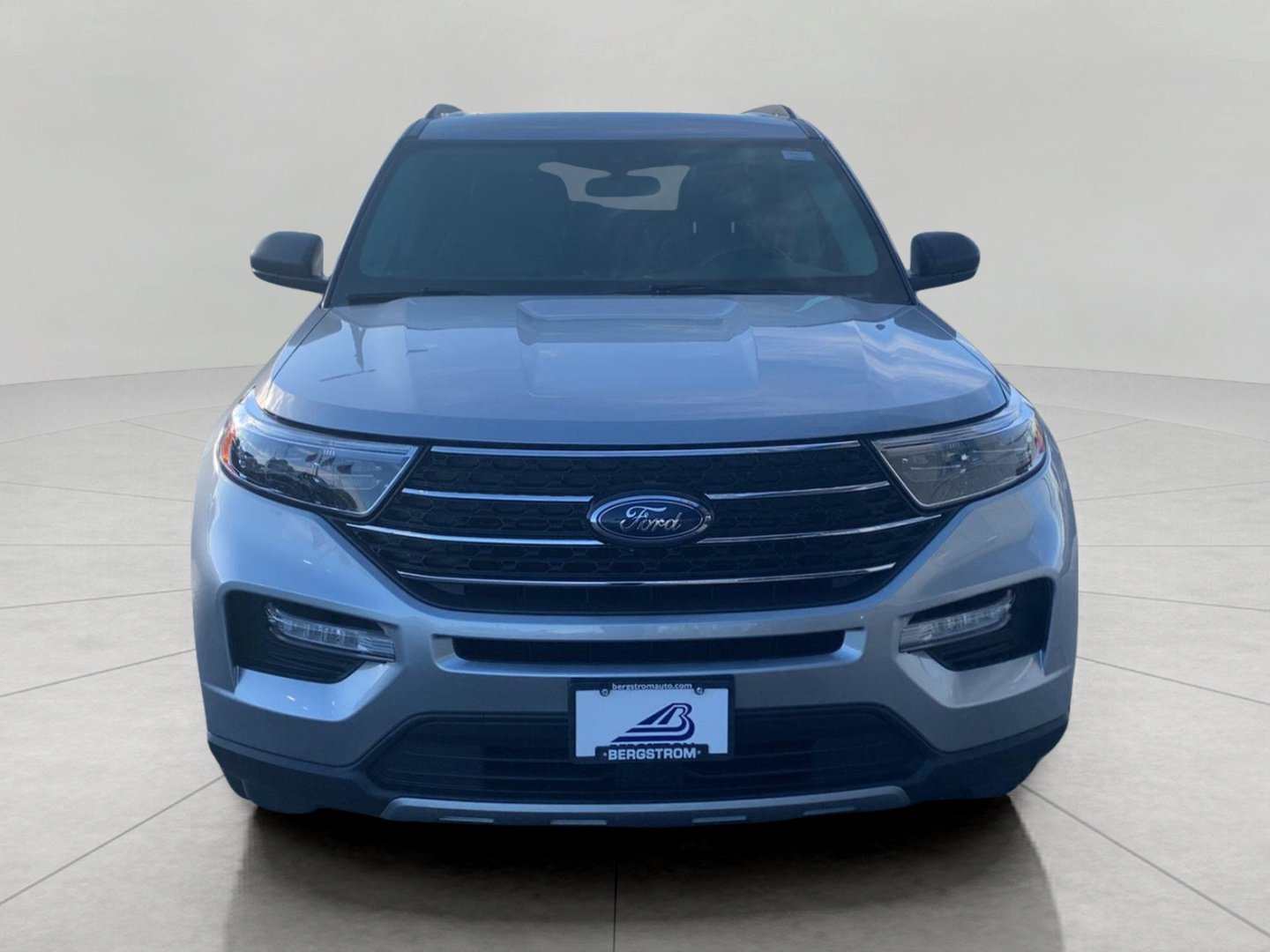 Used 2021 Ford Explorer XLT w/ Equipment Group 202A AWD/4WD image 3