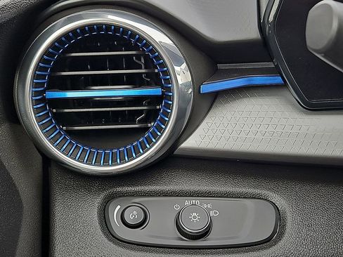 Used 2025 Chevrolet Trax LT image 23