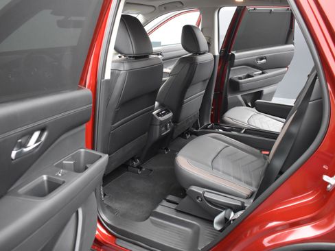 Used 2024 Nissan Pathfinder Platinum image 9