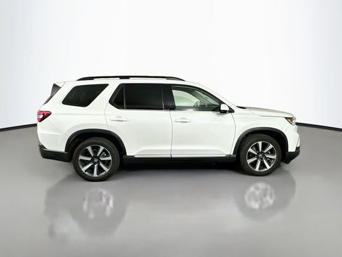Used 2025 Honda Pilot Touring image 9