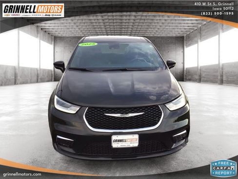 Used 2025 Chrysler Pacifica Select FWD image 2