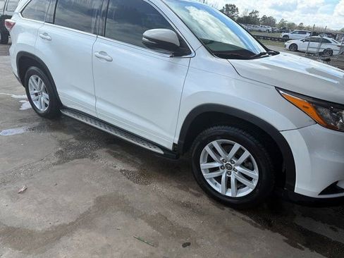 Used 2016 Toyota Highlander LE image 2