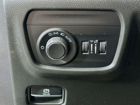 Used 2023 Jeep Grand Cherokee L Laredo image 17