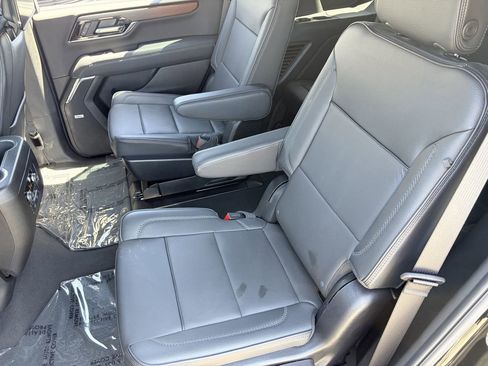 Used 2025 GMC Yukon Denali w/ Denali Reserve Package AWD/4WD image 17