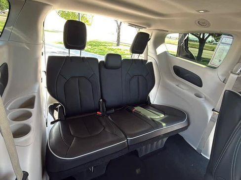 Used 2023 Chrysler Pacifica Limited FWD image 24
