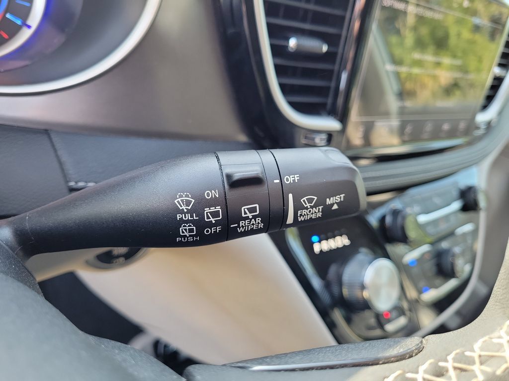 Used 2023 Chrysler Pacifica Touring-L FWD image 32