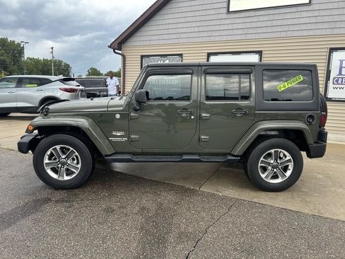 Used 2015 Jeep Wrangler Unlimited Sahara w/ Connectivity Group AWD/4WD image 8