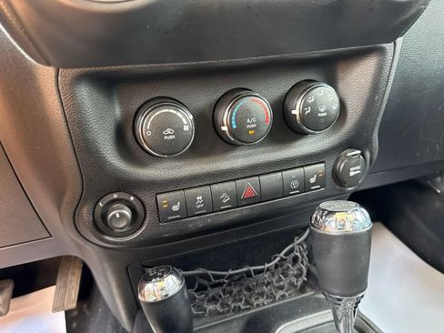 Used 2013 Jeep Wrangler Unlimited Sahara w/ Connectivity Group AWD/4WD image 34