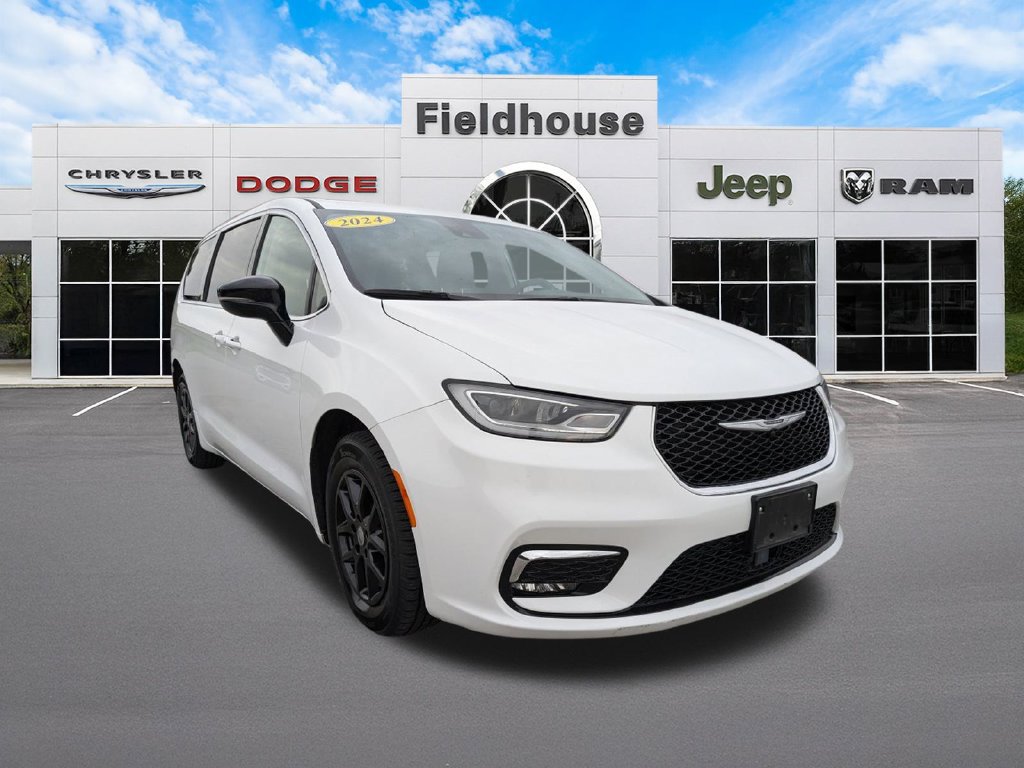 Used 2024 Chrysler Pacifica Touring-L FWD image 3