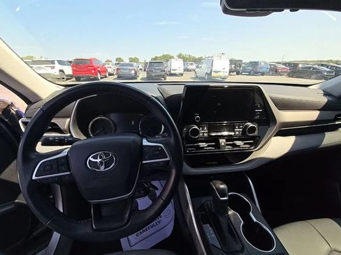 Used 2023 Toyota Highlander XLE FWD image 10