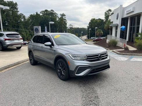 Used 2022 Volkswagen Tiguan SE FWD image 1