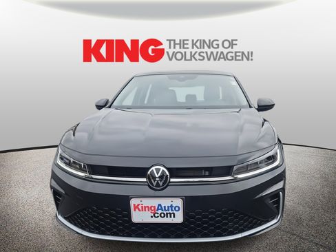 Certified 2025 Volkswagen Jetta SE w/ Sunroof Package image 3