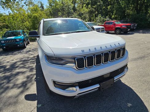 Used 2024 Jeep Wagoneer L Series II w/ Flexible Seating Group AWD/4WD image 11