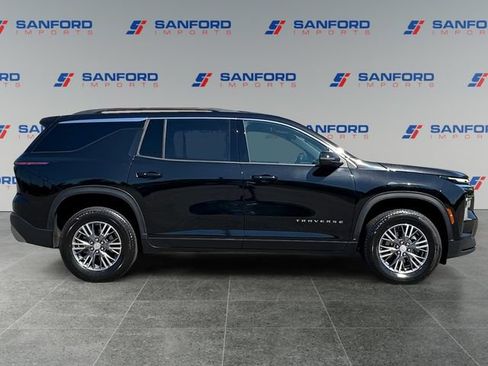 Used 2025 Chevrolet Traverse LT FWD image 6