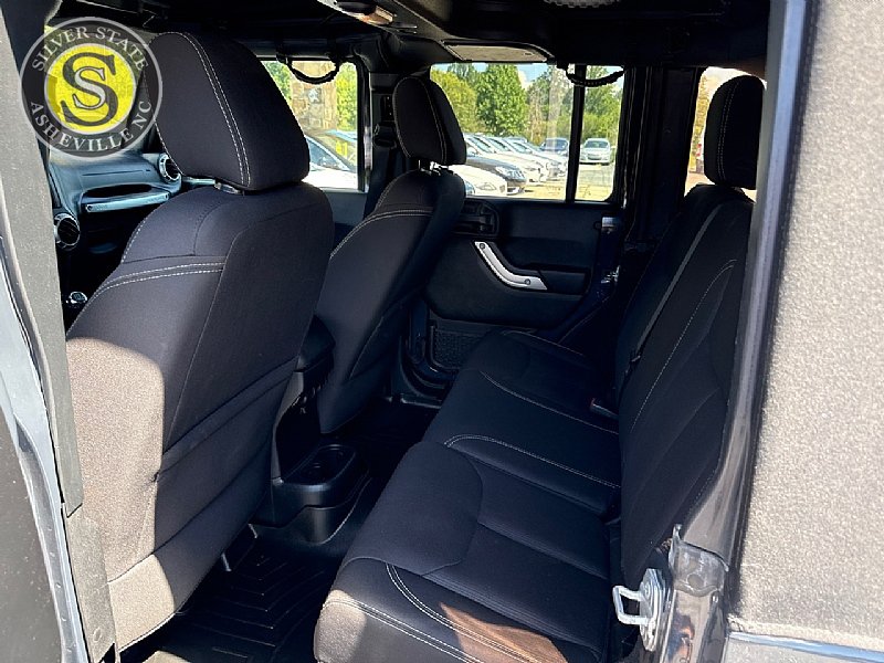 Used 2016 Jeep Wrangler Unlimited Sahara w/ Connectivity Group AWD/4WD image 12