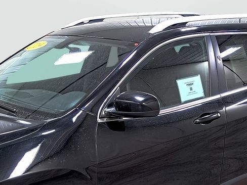 Used 2019 Jeep Cherokee Latitude w/ Cold Weather Group image 8