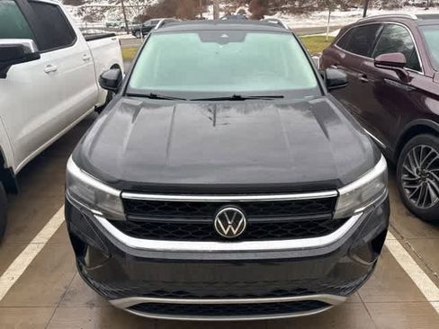 Certified 2022 Volkswagen Taos SE w/ Panoramic Sunroof Package image 2