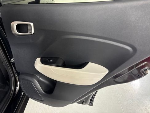Used 2025 Hyundai Venue SEL FWD image 9