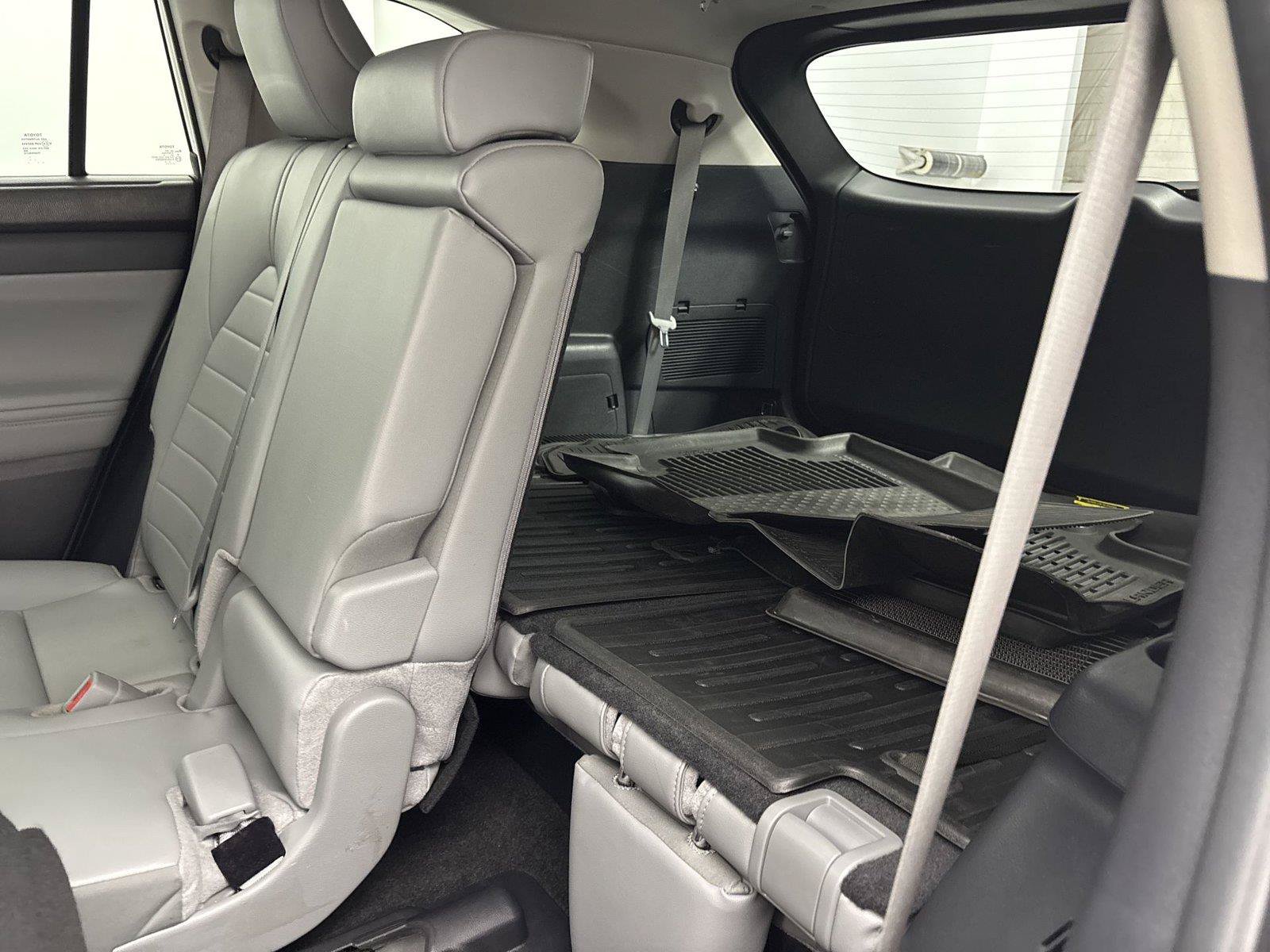 Used 2024 Toyota Highlander XLE AWD/4WD image 30