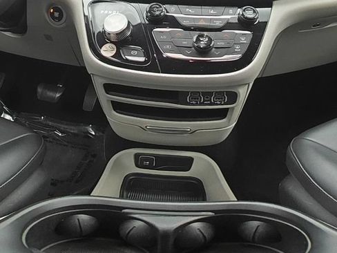 Used 2024 Chrysler Pacifica Touring-L FWD image 27