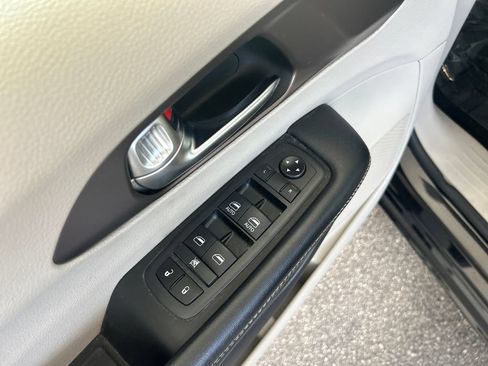 Used 2021 Chrysler Voyager Lxi FWD image 14