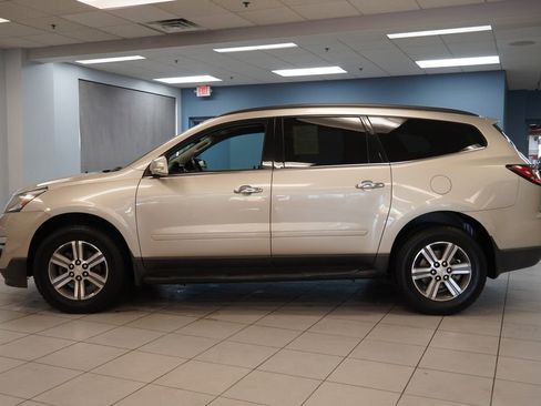 Used 2017 Chevrolet Traverse LT FWD image 2