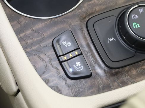 Used 2023 GMC Acadia Denali w/ Denali Ultimate Package AWD/4WD image 8
