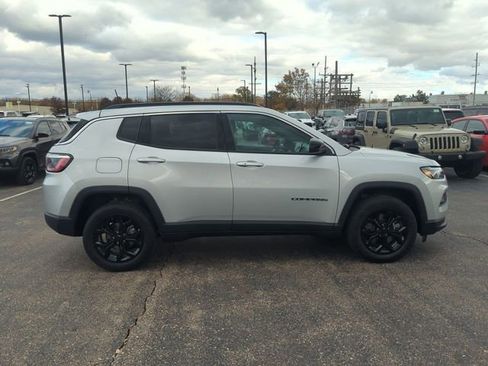 Used 2024 Jeep Compass Latitude AWD/4WD image 2